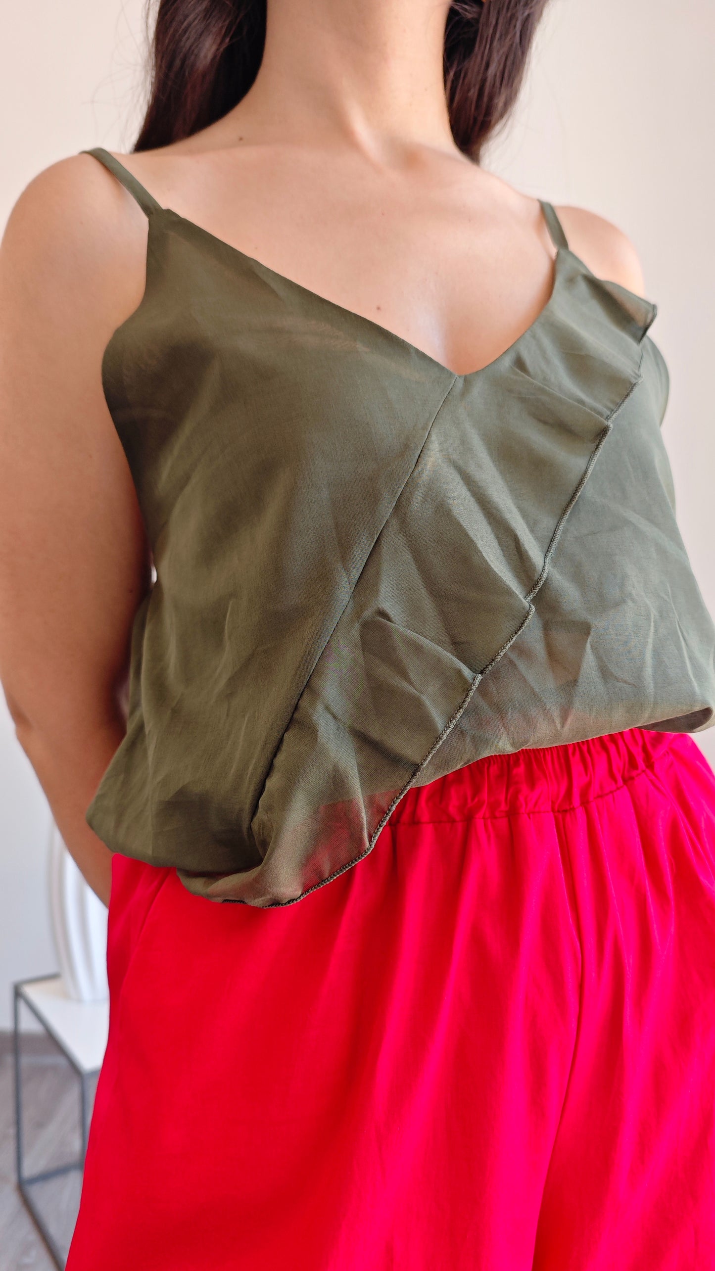 Top canotta bretelle con Rouge asimmetrica -50%
