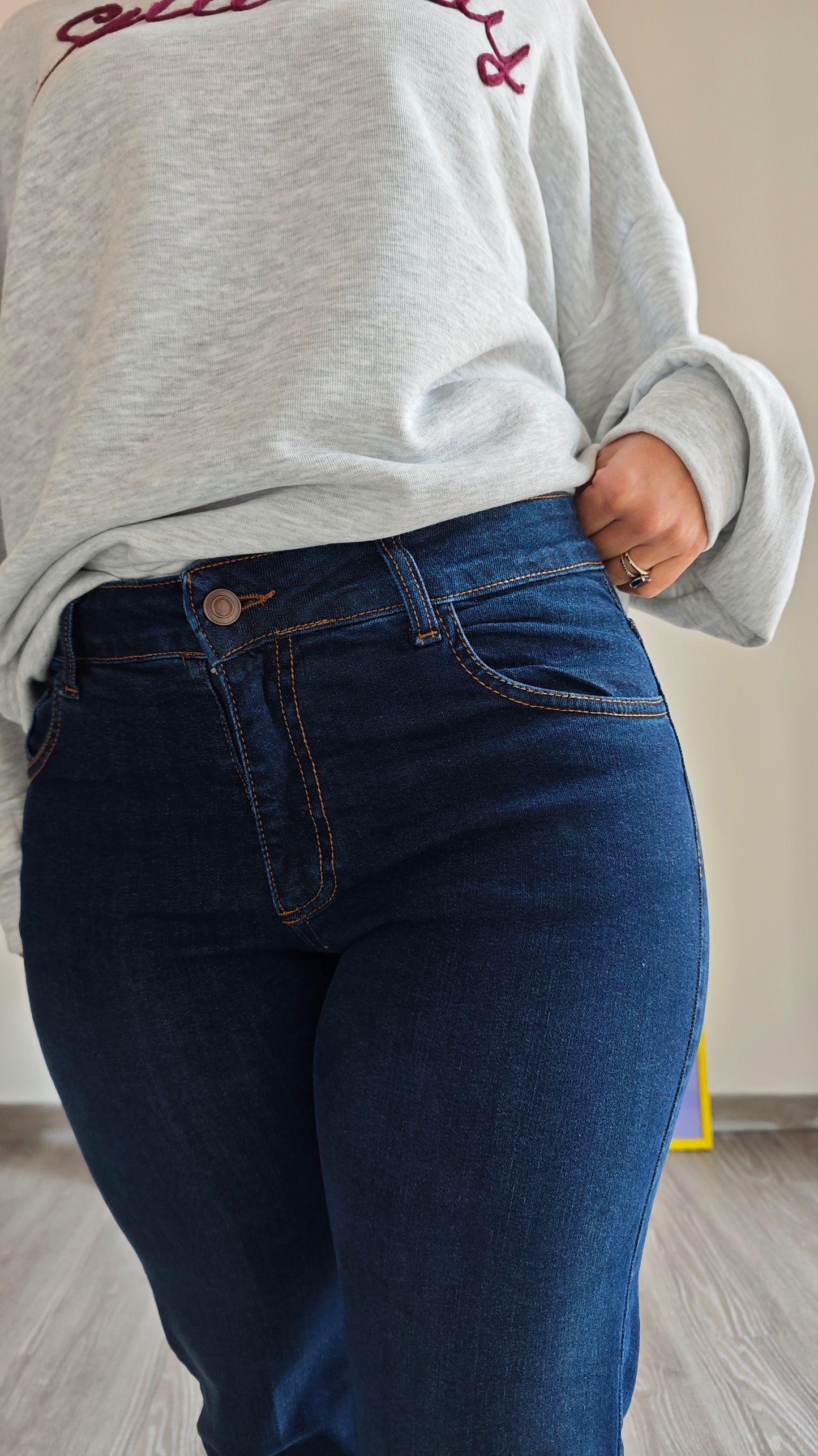 Jeans dritto a vita bassa con risvolto