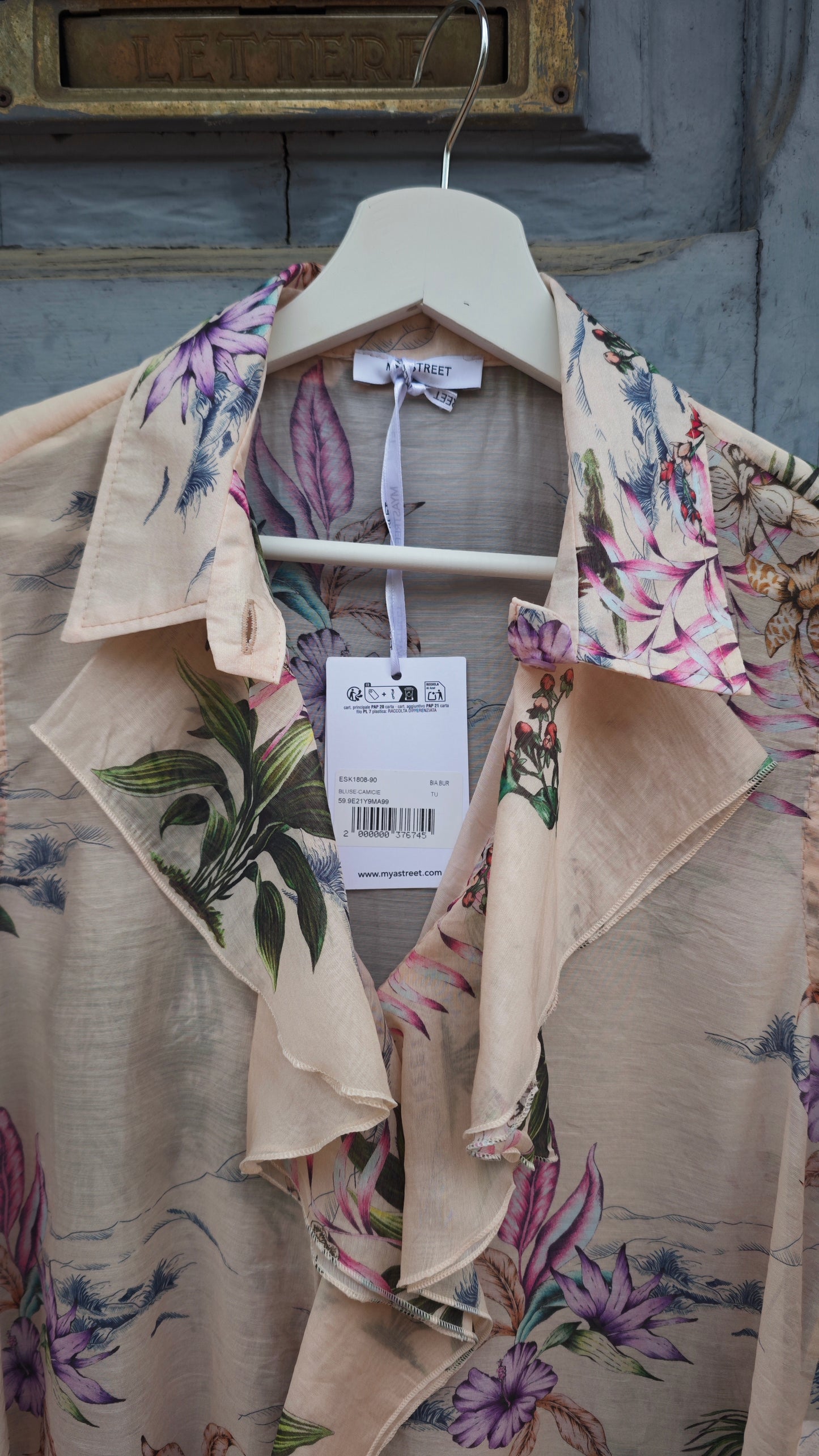 Blusa Floreale smanicata con bottone e rouge