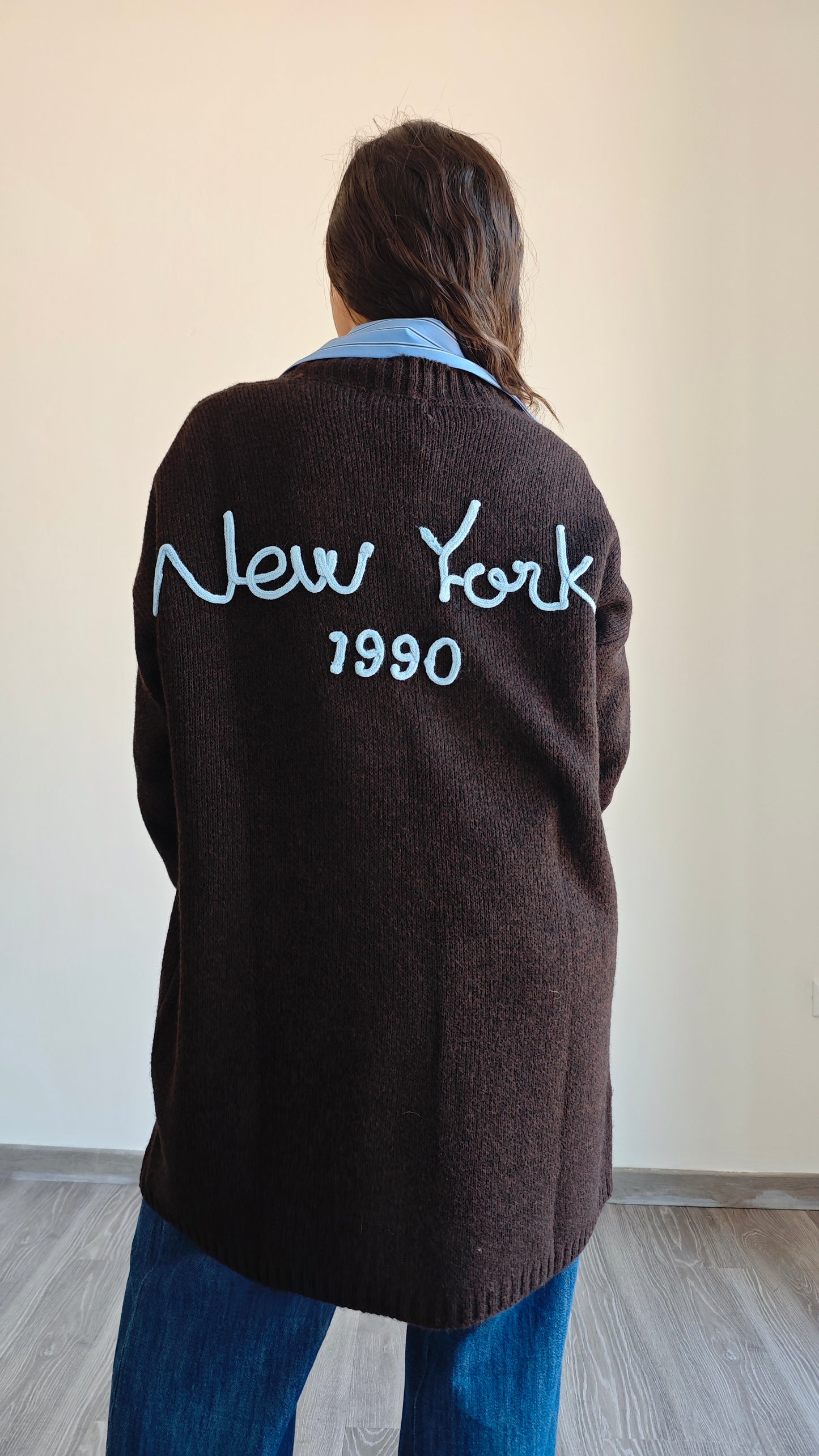 Cardigan lungo in maglia con scritta sul retro