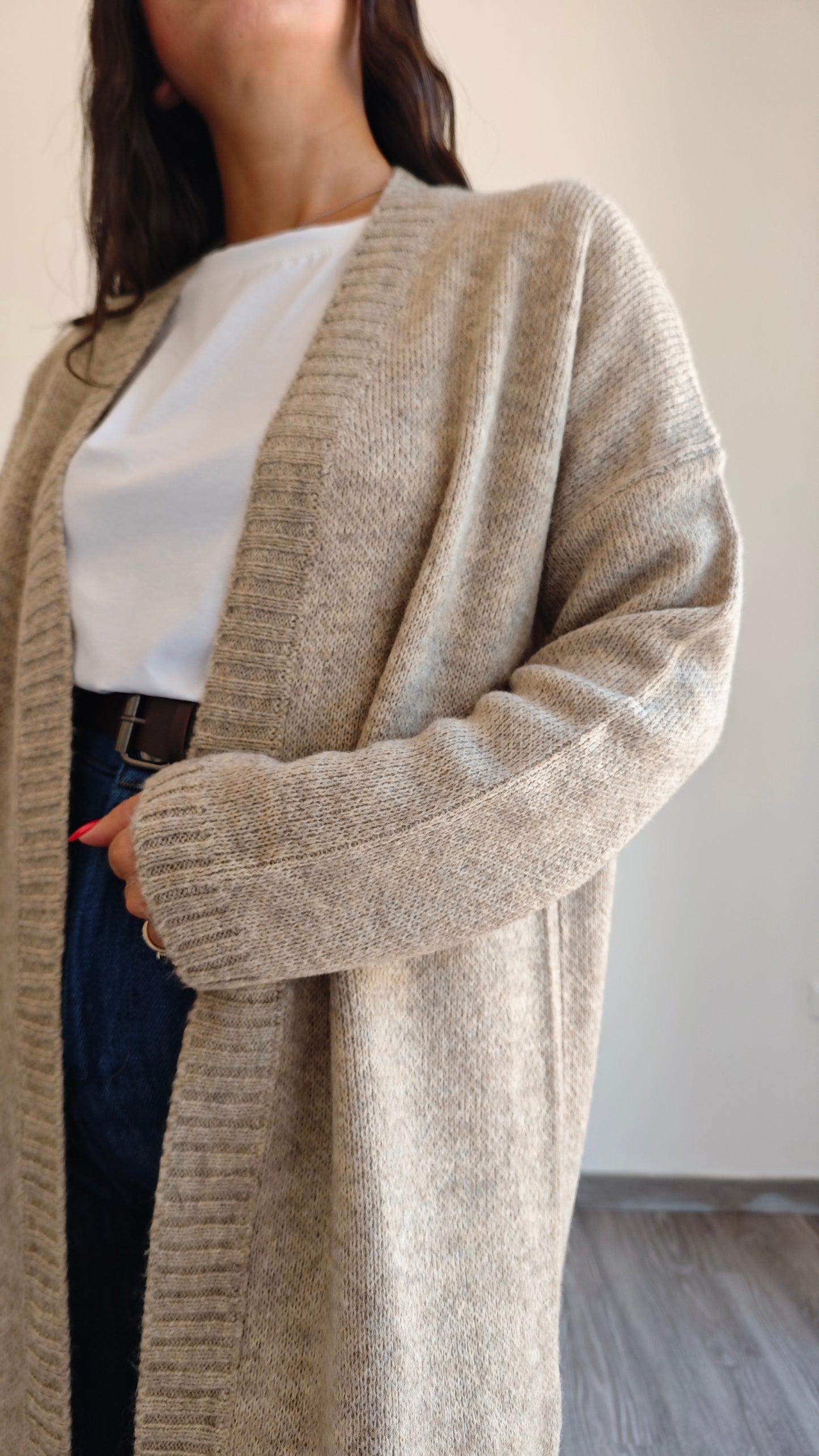 Cardigan lungo in maglia con scritta sul retro
