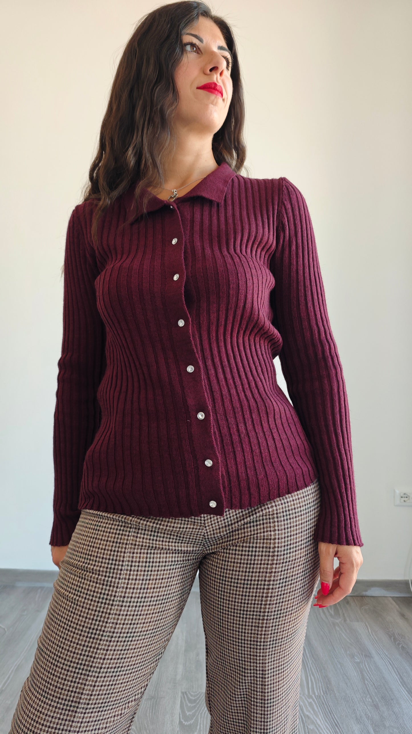 Cardigan a costina con bottoni gioiello