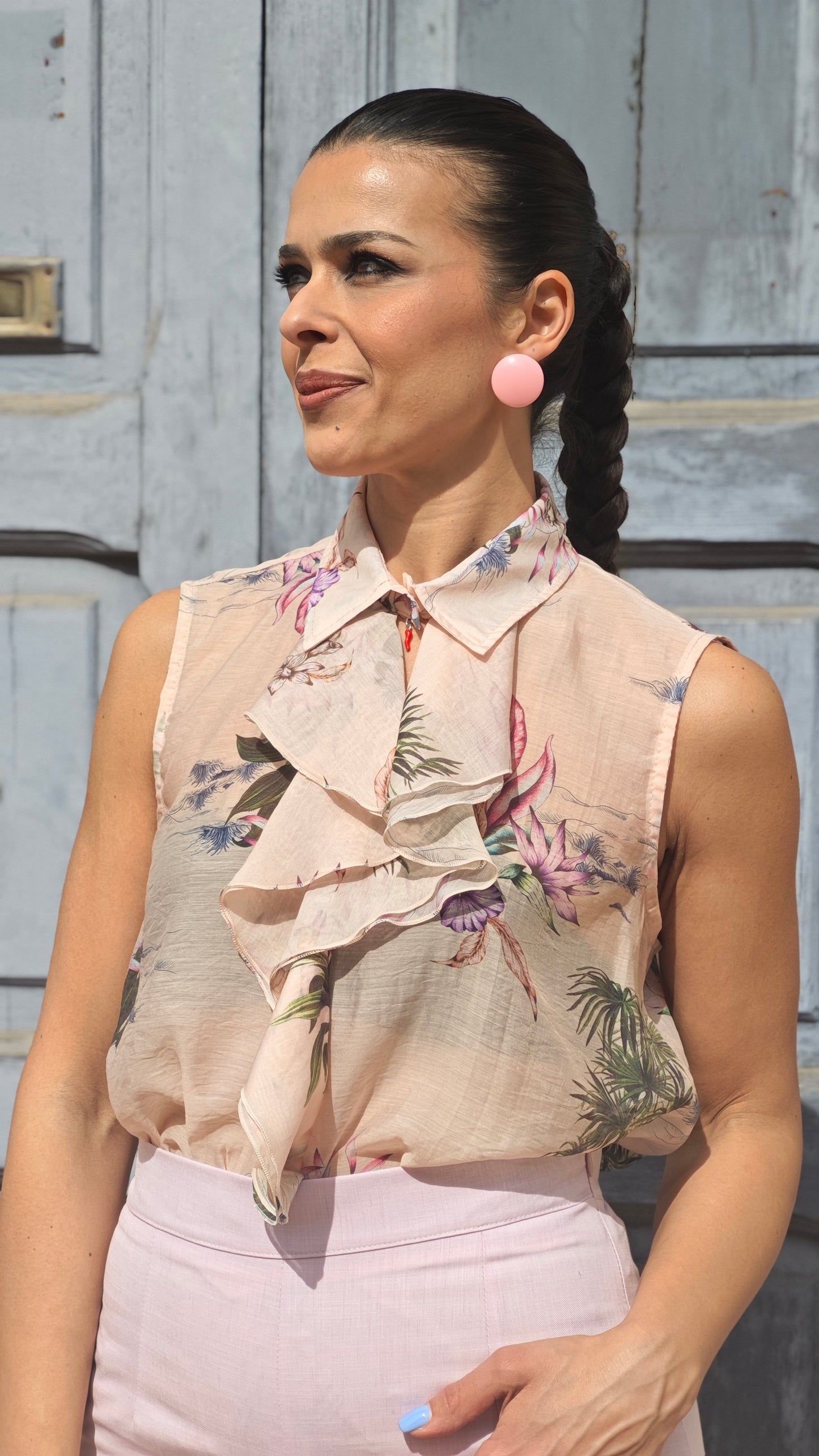 Blusa Floreale smanicata con bottone e rouge