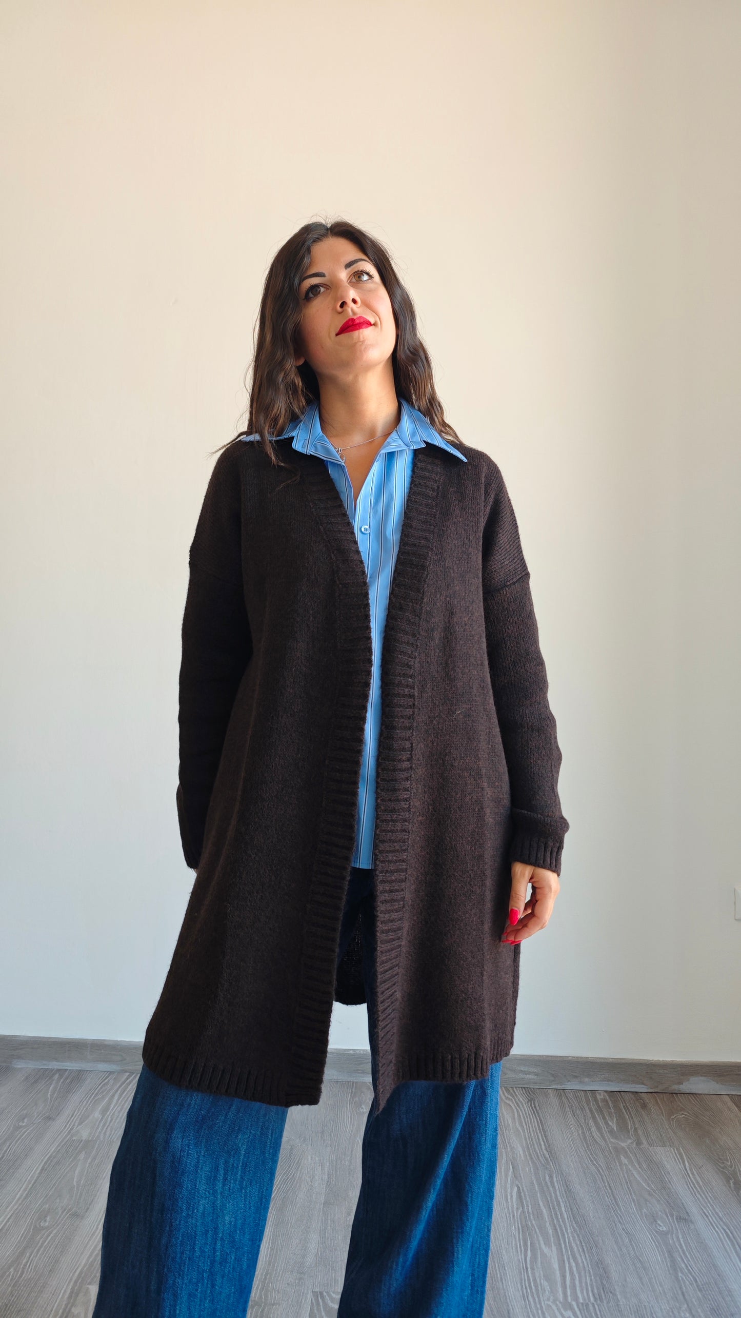 Cardigan lungo in maglia con scritta sul retro