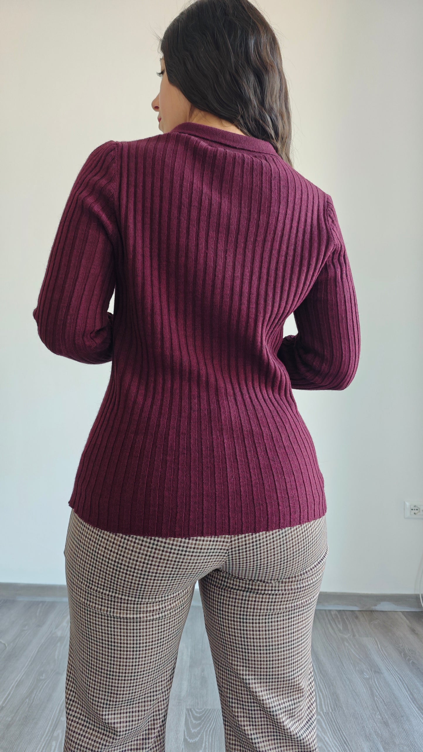 Cardigan a costina con bottoni gioiello
