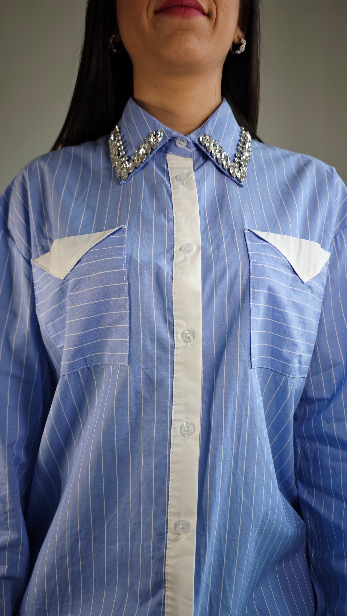 Camicia a Righe e strass sul colletto con dettagli di stoffa bianca -50%