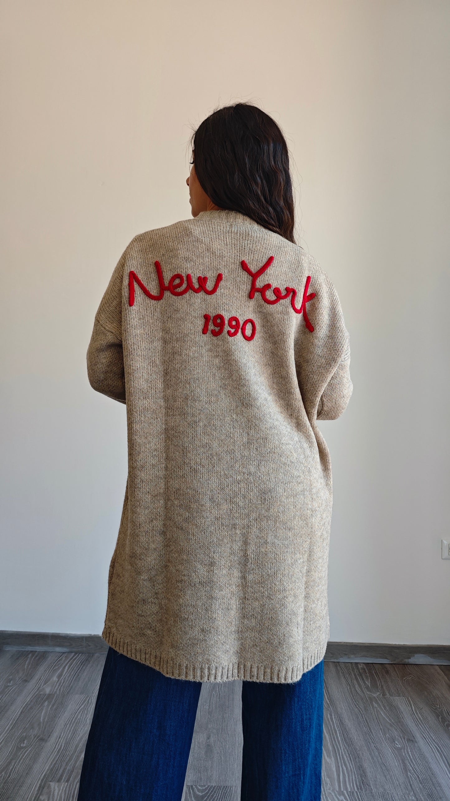 Cardigan lungo in maglia con scritta sul retro