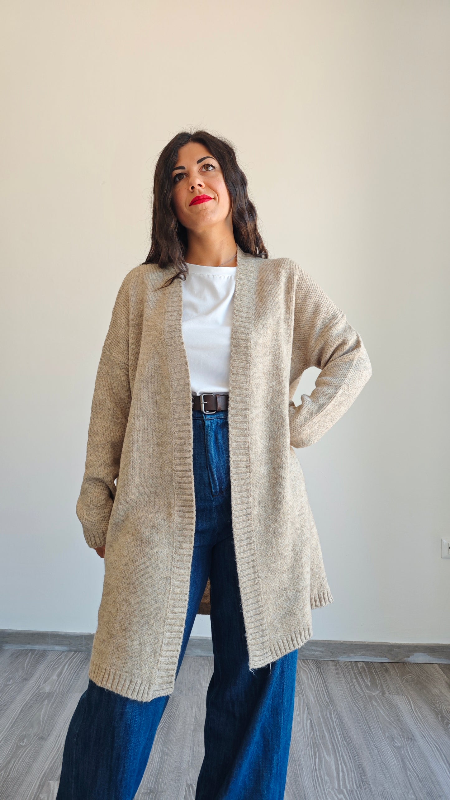 Cardigan lungo in maglia con scritta sul retro