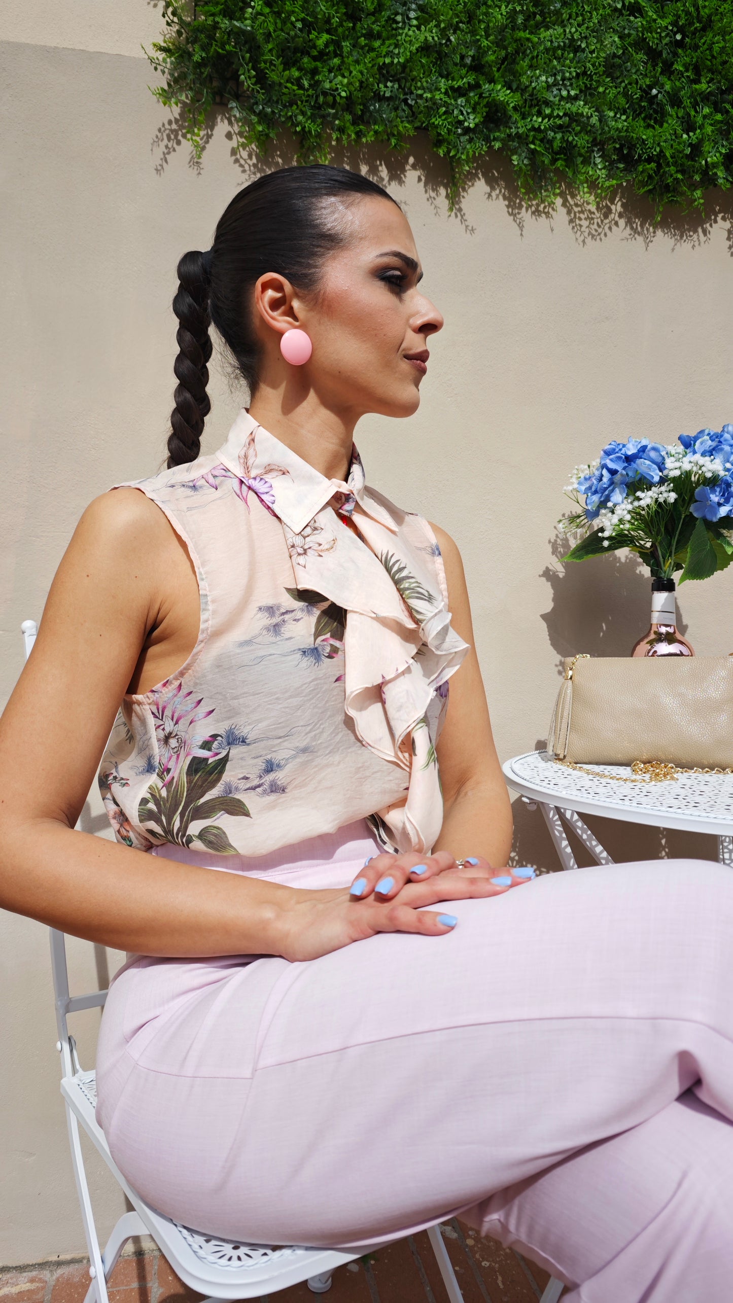 Blusa Floreale smanicata con bottone e rouge