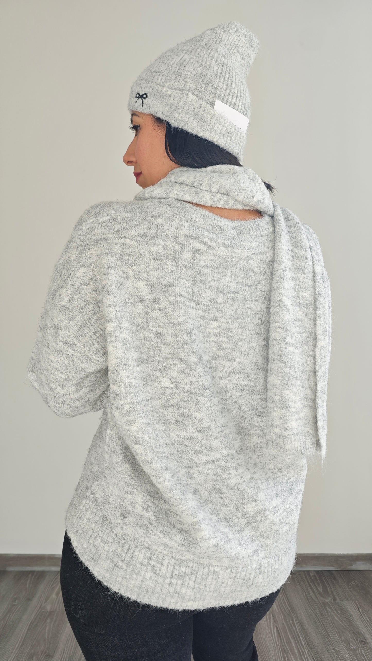 Set Maglia Oversize , Sciarpa e Cappello con dettaglio fiocco ricamato -30%