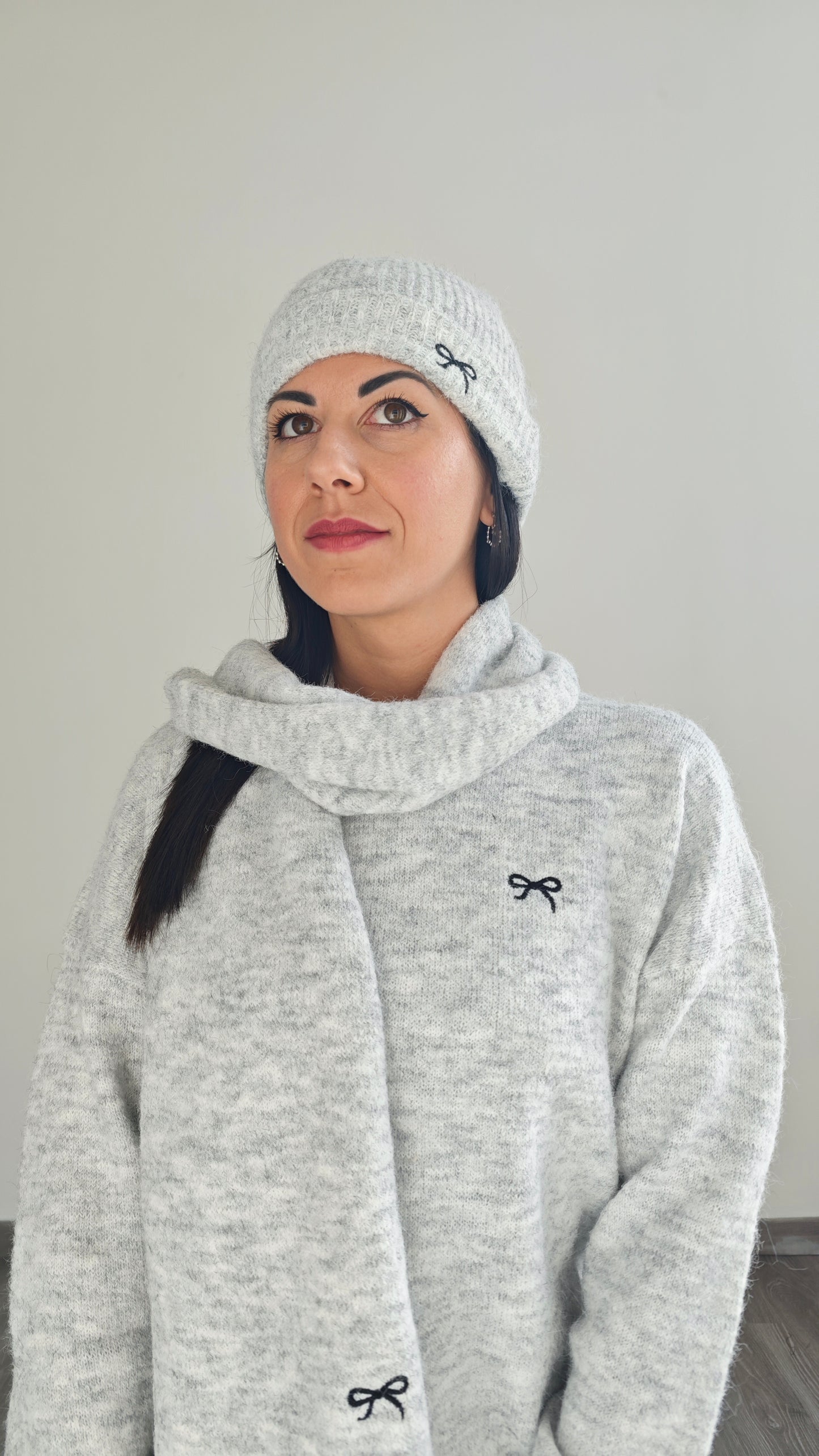 Set Maglia Oversize , Sciarpa e Cappello con dettaglio fiocco ricamato -30%