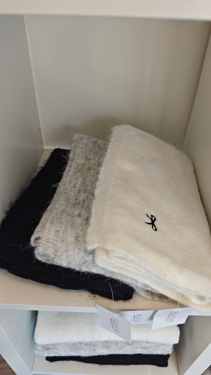 Set Maglia Oversize , Sciarpa e Cappello con dettaglio fiocco ricamato -30%