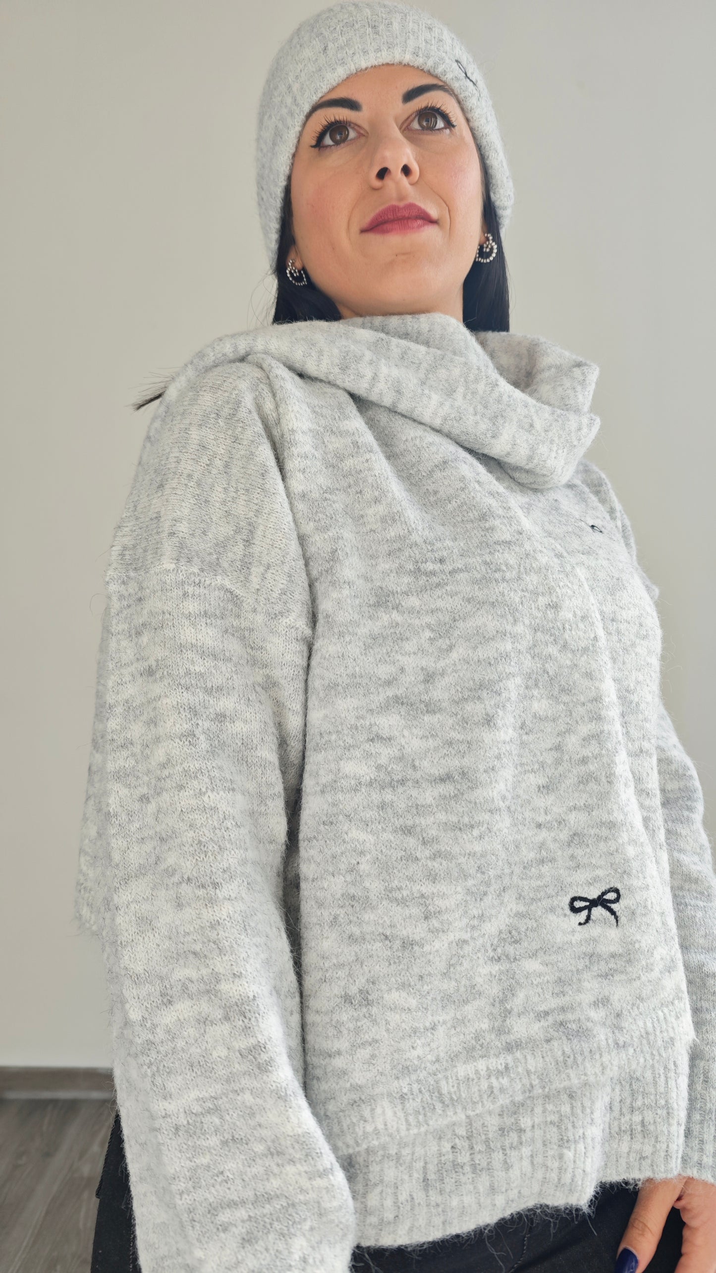 Set Maglia Oversize , Sciarpa e Cappello con dettaglio fiocco ricamato -30%