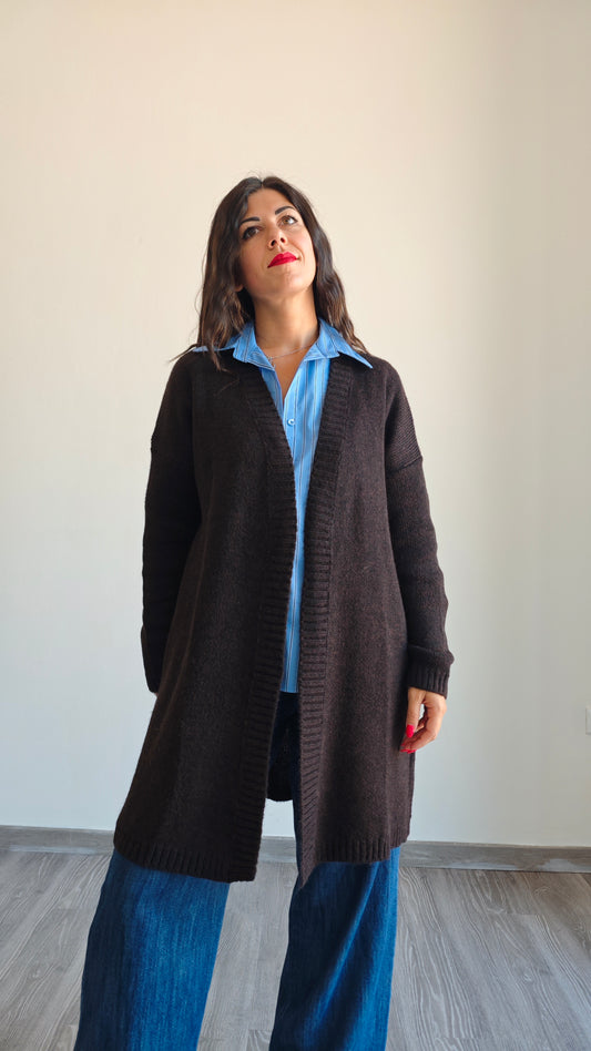 Cardigan lungo in maglia con scritta sul retro
