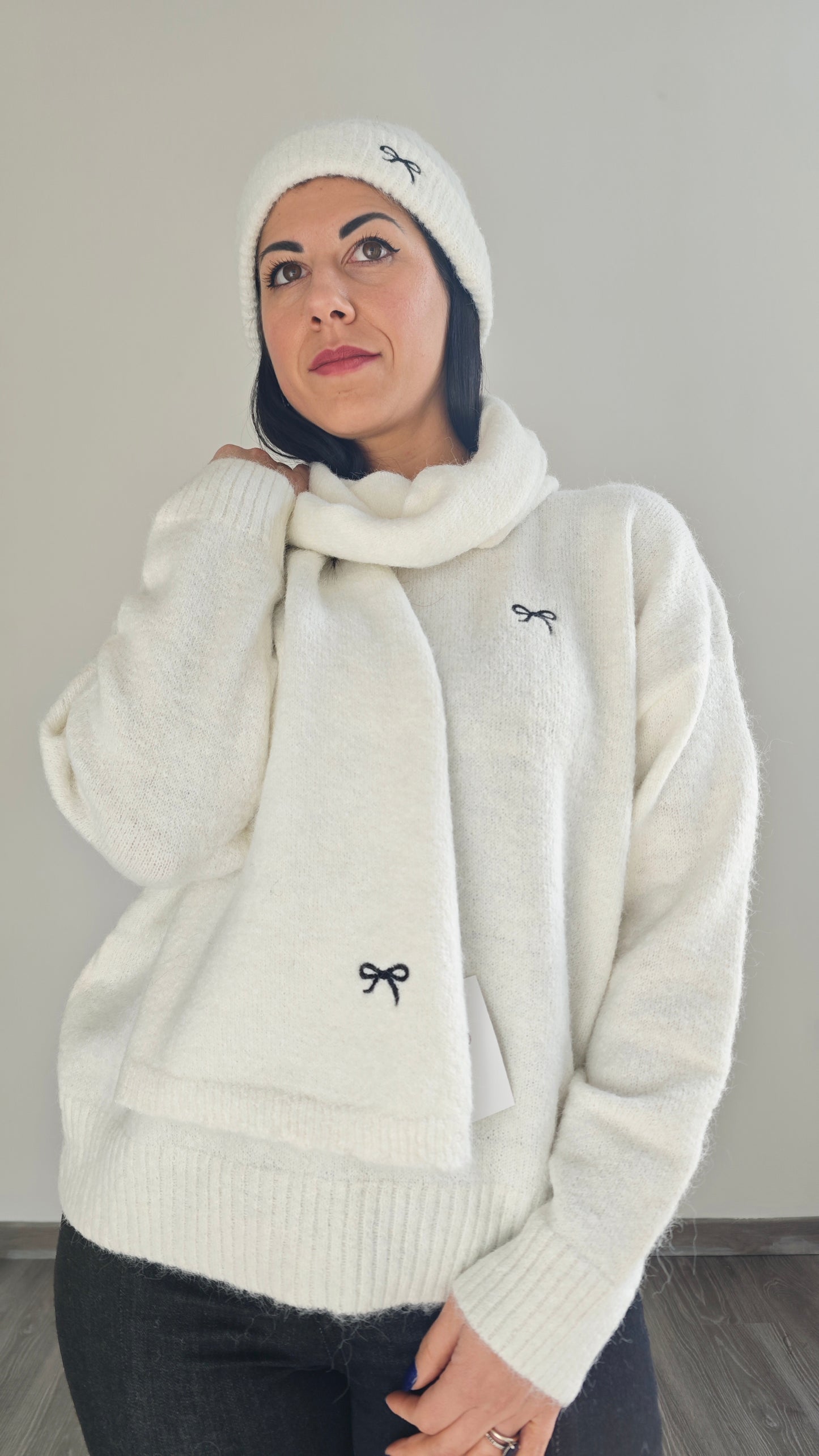 Set Maglia Oversize , Sciarpa e Cappello con dettaglio fiocco ricamato -30%