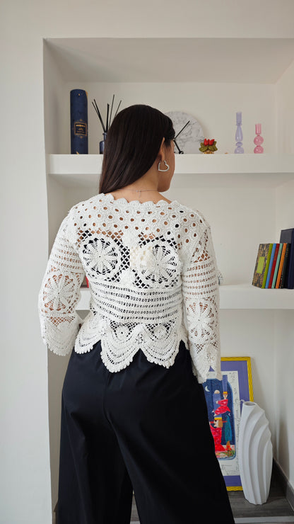 Cardigan Traforato in Macramè e bottoni a contrasto -50%