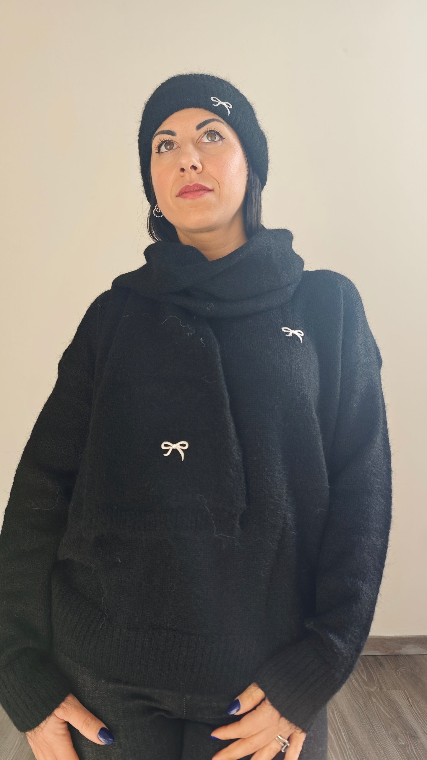 Set Maglia Oversize , Sciarpa e Cappello con dettaglio fiocco ricamato -30%