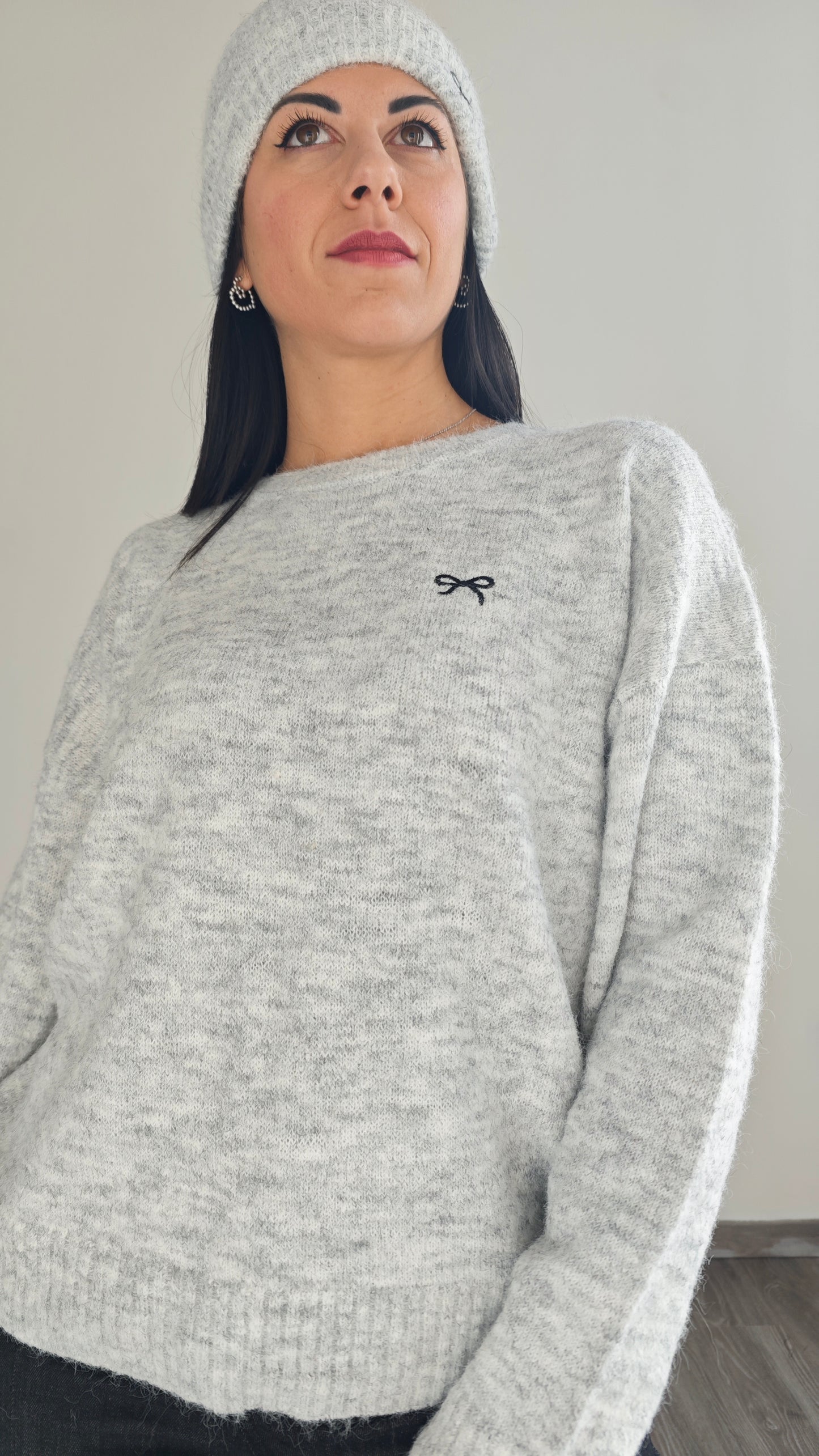 Set Maglia Oversize , Sciarpa e Cappello con dettaglio fiocco ricamato -30%