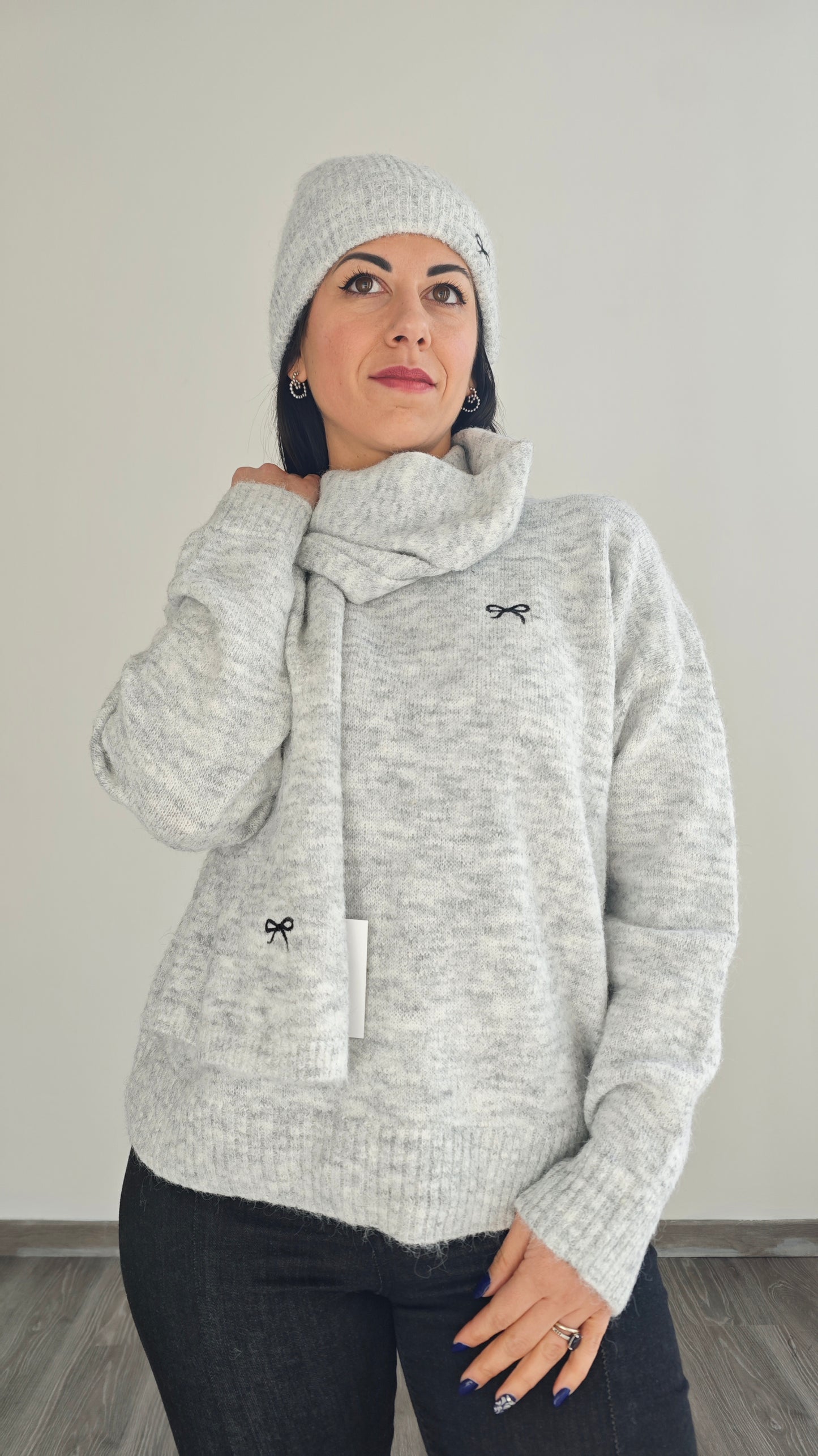 Set Maglia Oversize , Sciarpa e Cappello con dettaglio fiocco ricamato -30%