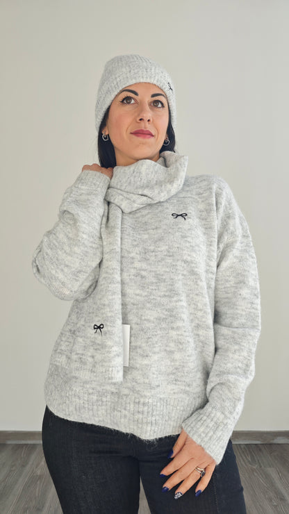 Set Maglia Oversize , Sciarpa e Cappello con dettaglio fiocco ricamato -30%