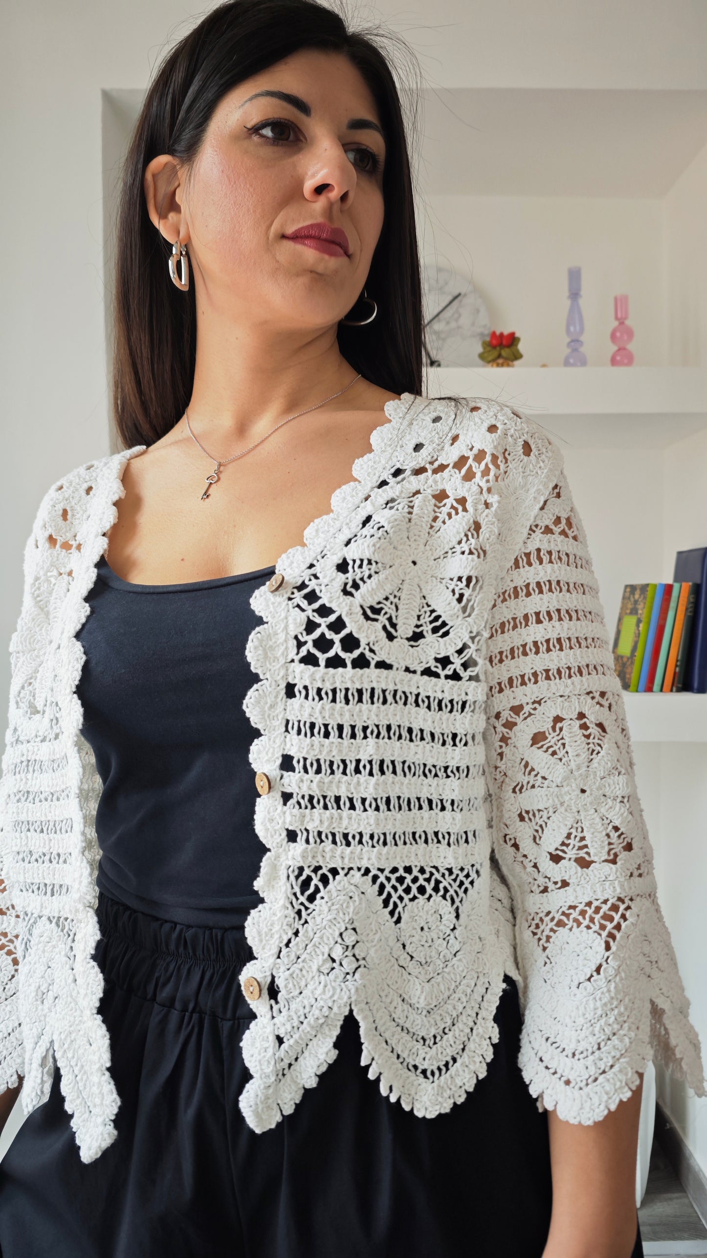 Cardigan Traforato in Macramè e bottoni a contrasto -50%